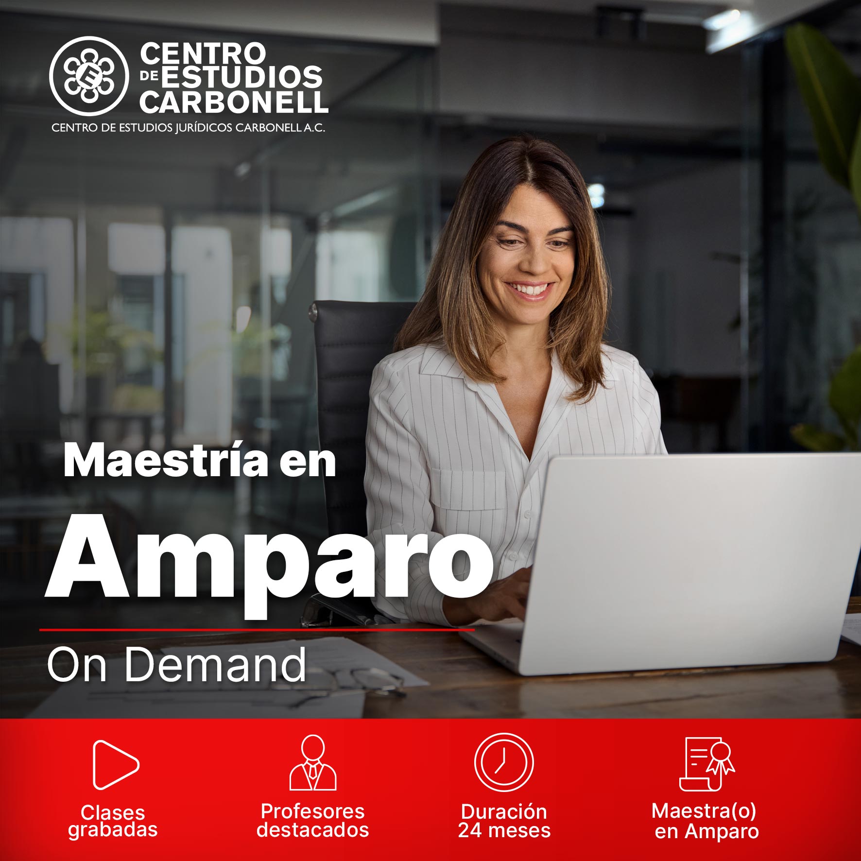Una mujer sonriente sentada frente a una laptop en un ambiente de oficina, promocionando un programa de Maestría en Amparo.