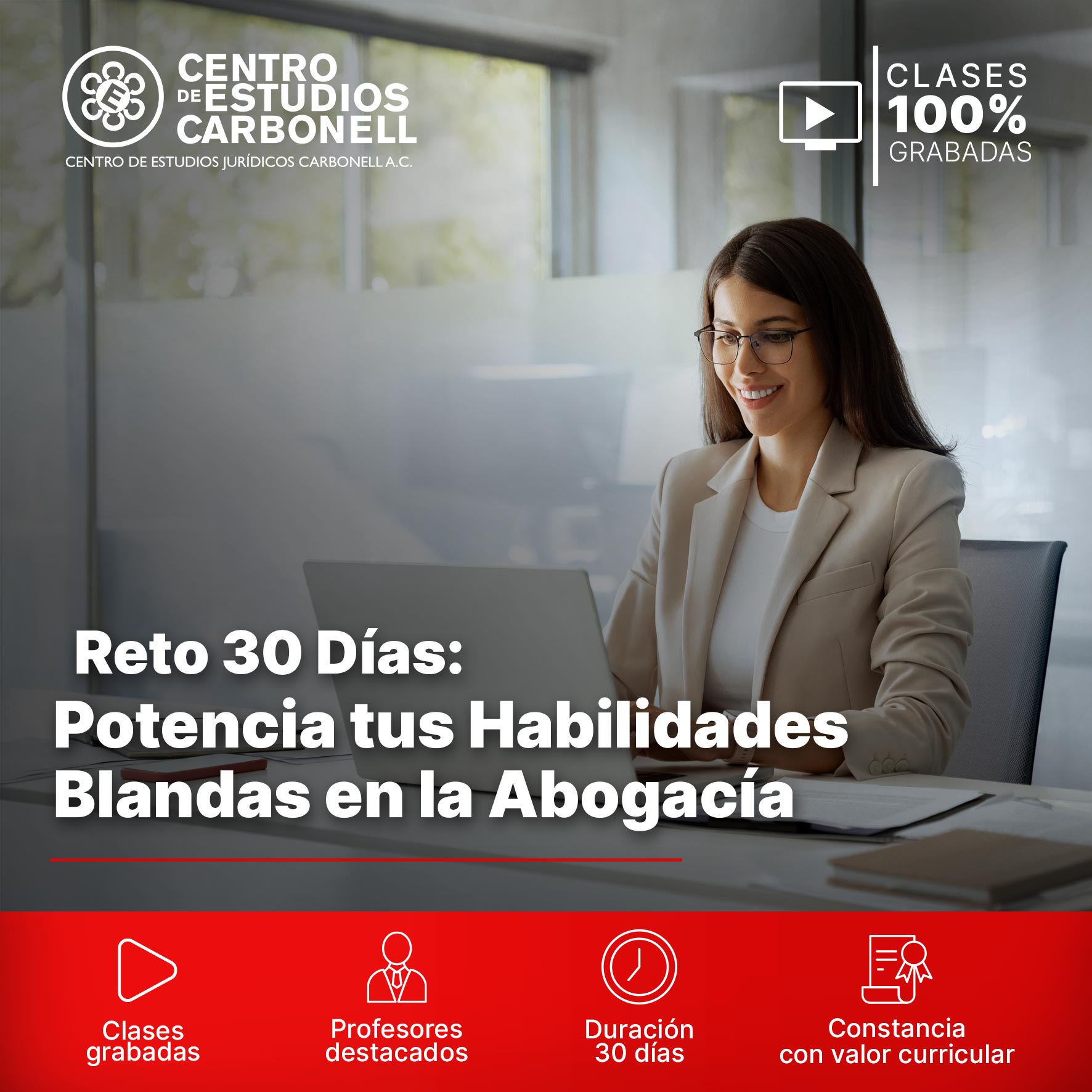 Mujer sonriente con gafas sentada frente a una computadora portátil, promocionando un diplomado en Gestión e Impartición de Justicia, 100% en línea.
