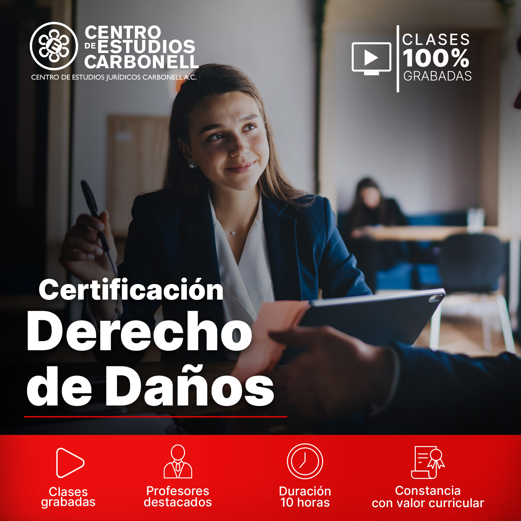 Una mujer sonriente sostiene un cuaderno y un bolígrafo en un entorno de oficina, mientras se enfoca en una conversación. En la parte inferior, se destacan detalles sobre una certificación en Derecho de Daños, incluyendo duración y características del curso.