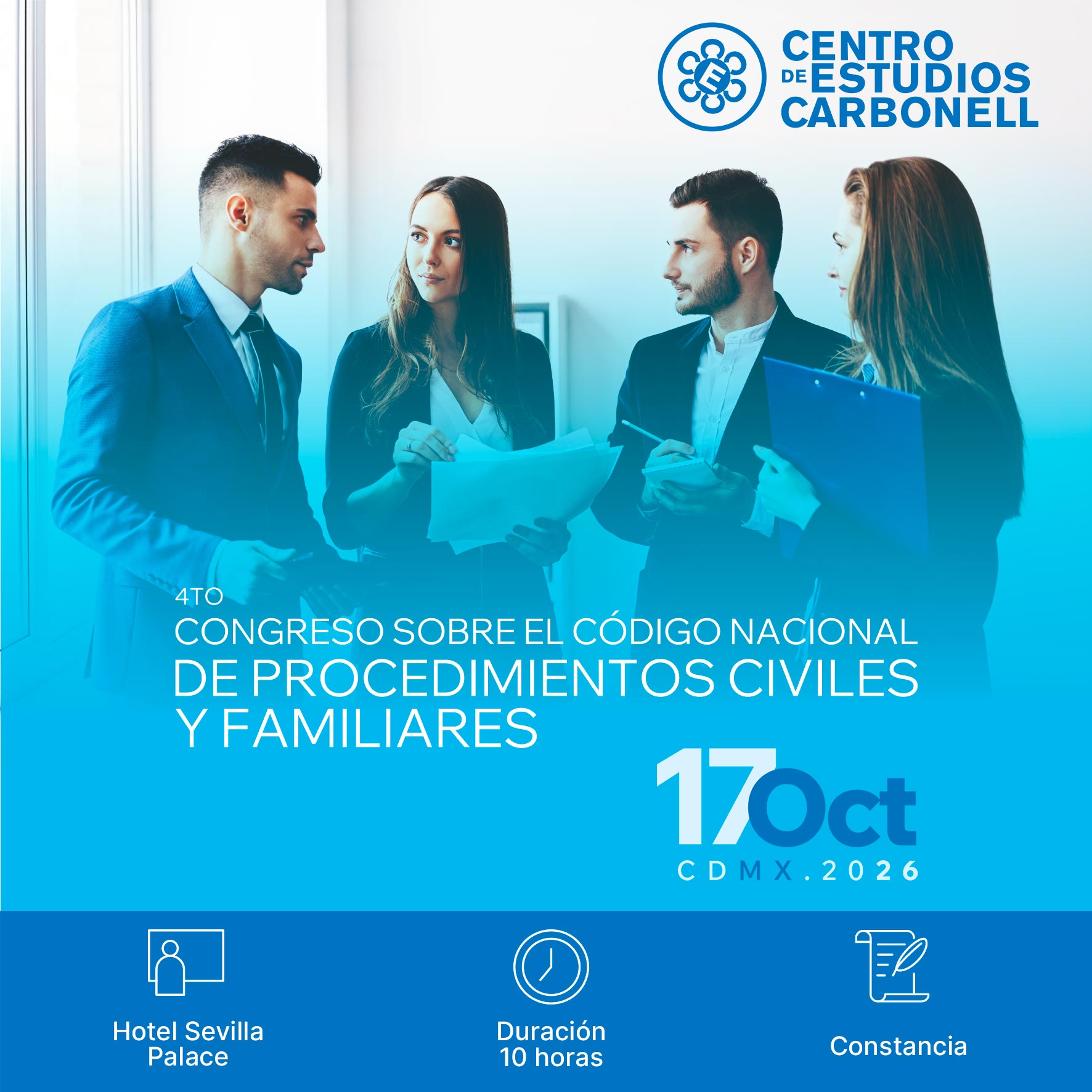 Una reunión de tres profesionales discutiendo documentos relacionados con el congreso sobre el Código Nacional de Procedimientos Civiles y Familiares, con detalles del evento en la parte inferior.