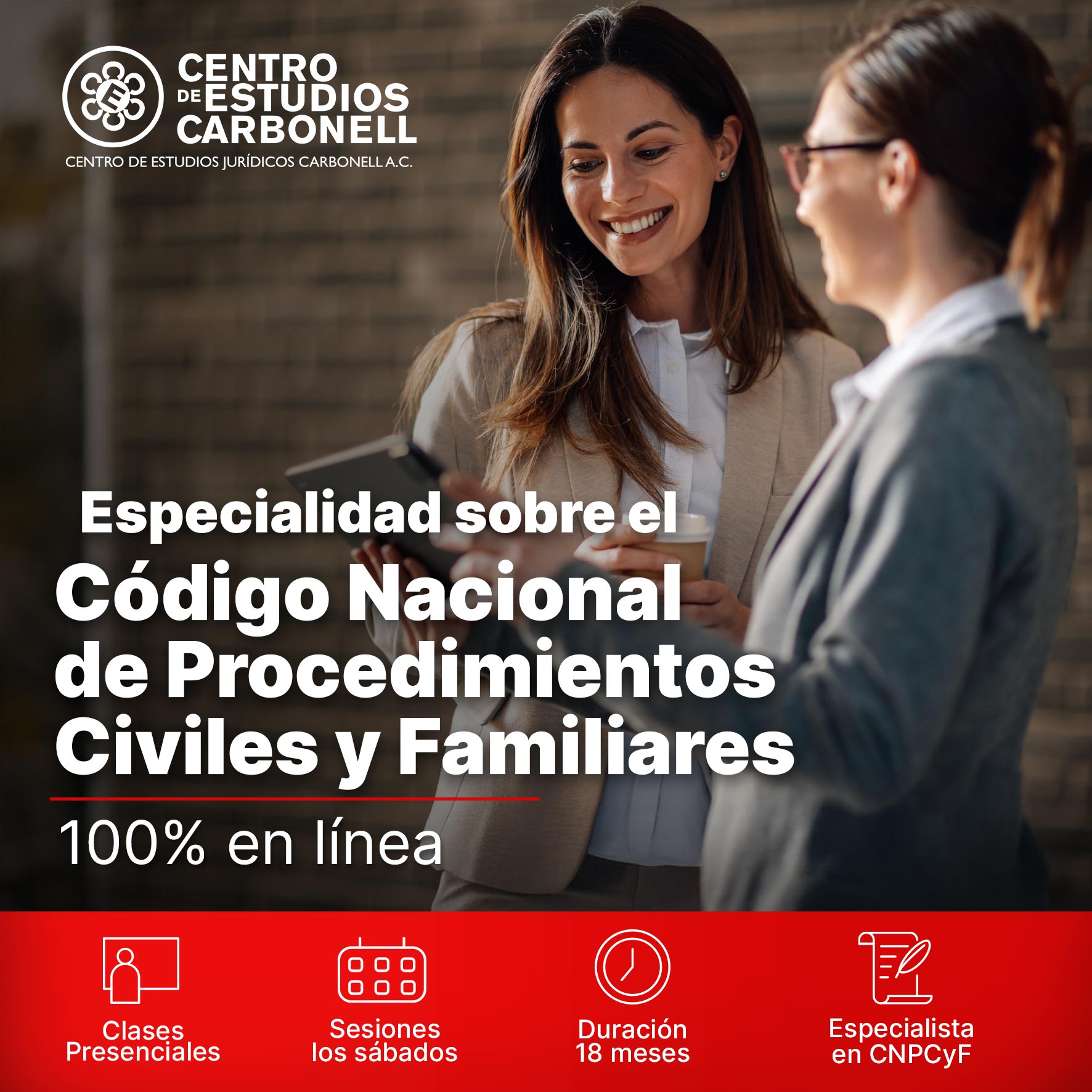Mujeres conversando amigablemente mientras sostienen un teléfono y una bebida, promoviendo un curso sobre el Código Nacional de Procedimientos Civiles y Familiares.