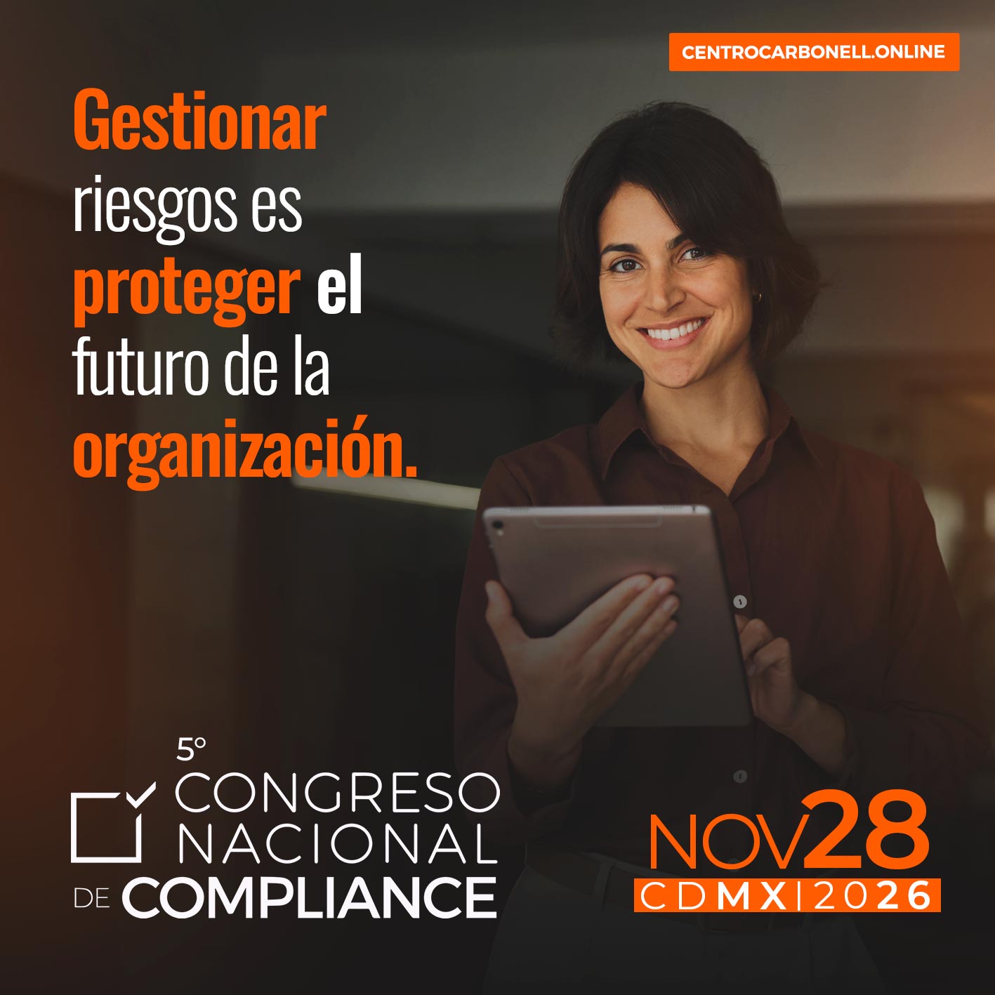 Mujer sonriente sosteniendo una tableta, con un fondo oscuro y texto que destaca la importancia de gestionar riesgos en una organización. Anuncio del 5° Congreso Nacional de Compliance, programado para el 28 de noviembre de 2026.