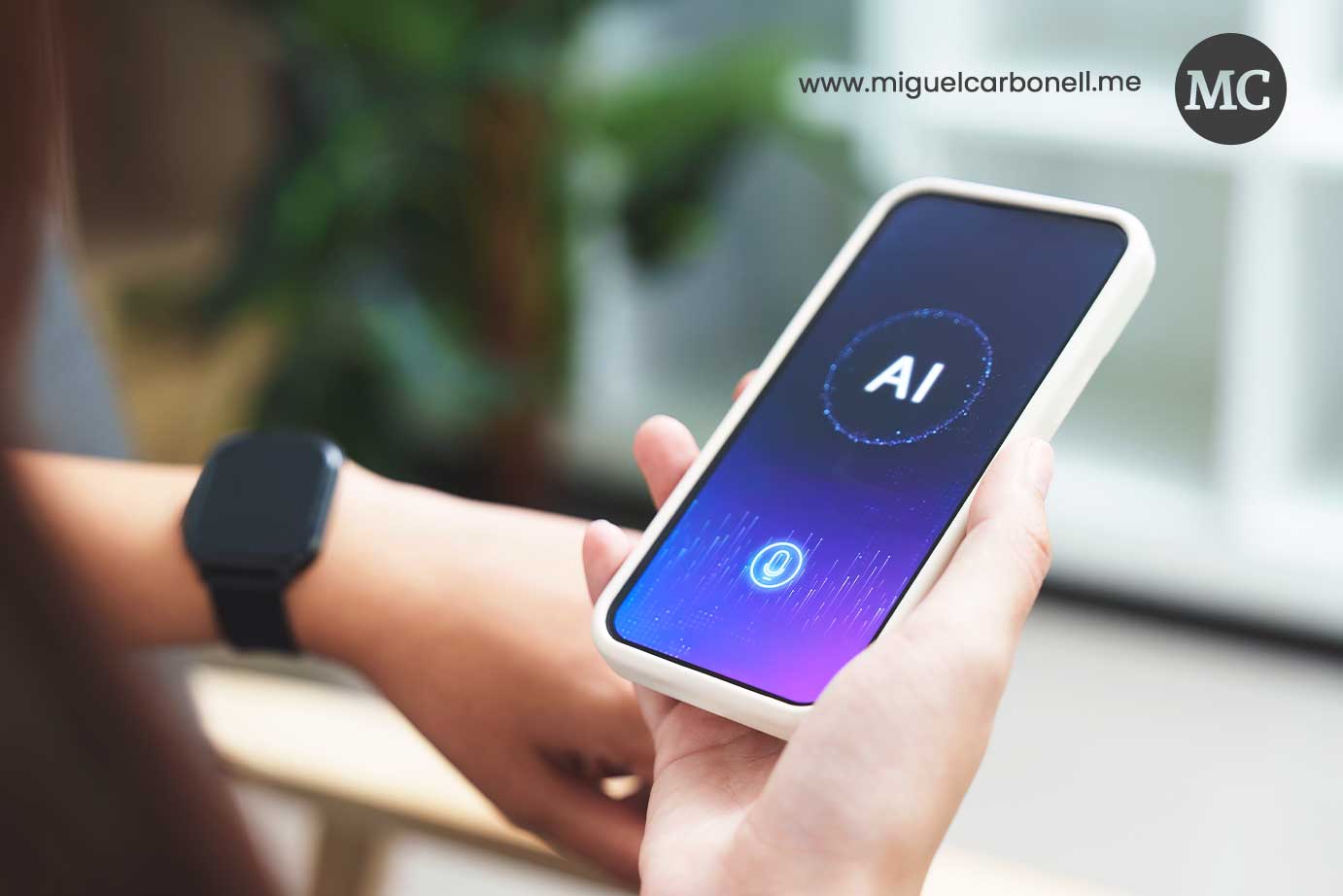Persona sosteniendo un teléfono móvil que muestra una interfaz de inteligencia artificial con un diseño en tonos oscuros y un símbolo de micrófono.