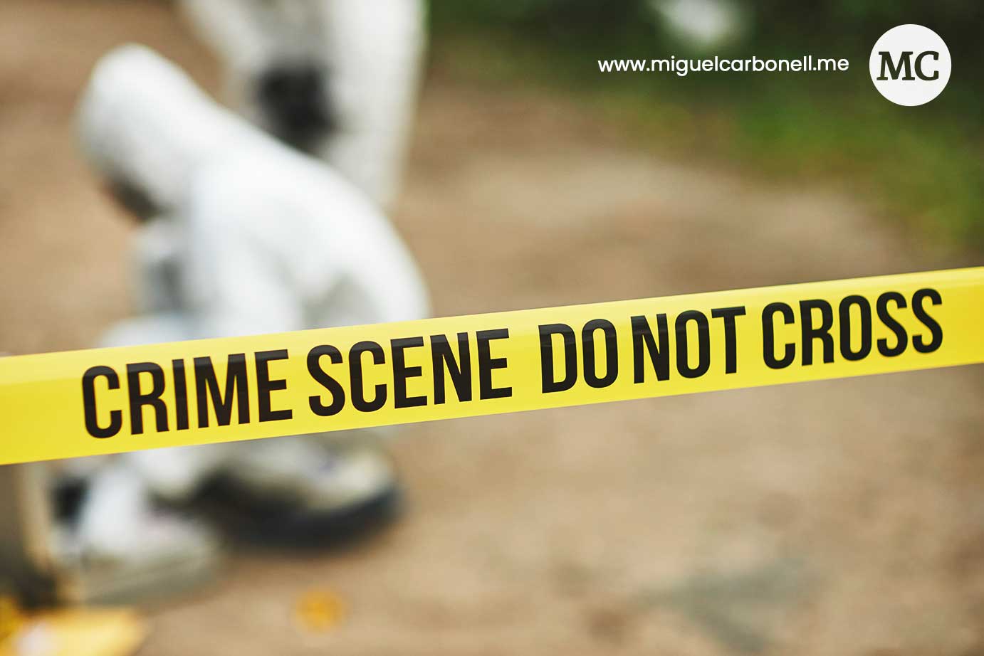 Cinta amarilla de escena del crimen con la advertencia 'NO CRUZAR' en un área exterior.